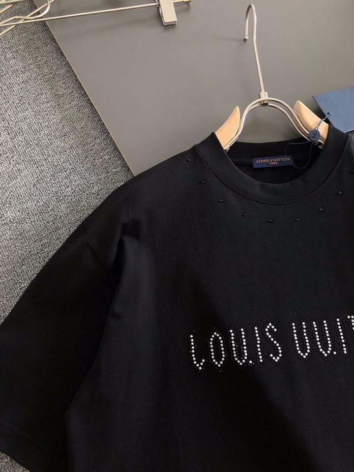 Louis Vuitton 路易威登 LV 驴牌（高版本）\n1V 2026SS早春新款重工烫钻短袖圆领