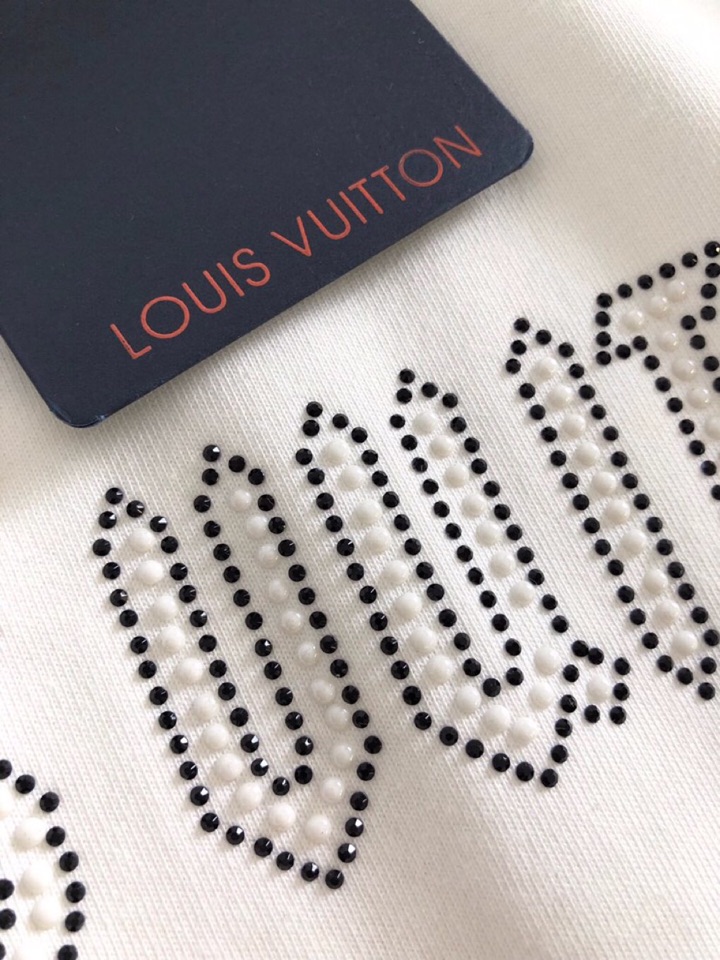 Louis Vuitton 路易威登 LV 驴牌（高版本）\n1V 2026SS早春新款重工烫钻短袖圆领