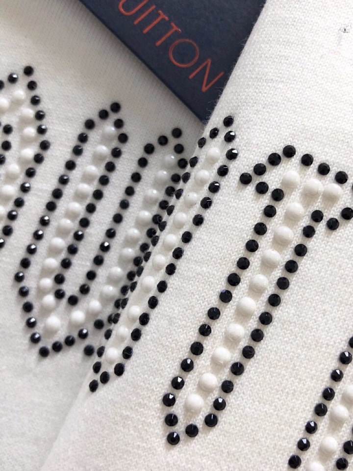 Louis Vuitton 路易威登 LV 驴牌（高版本）\n1V 2026SS早春新款重工烫钻短袖圆领