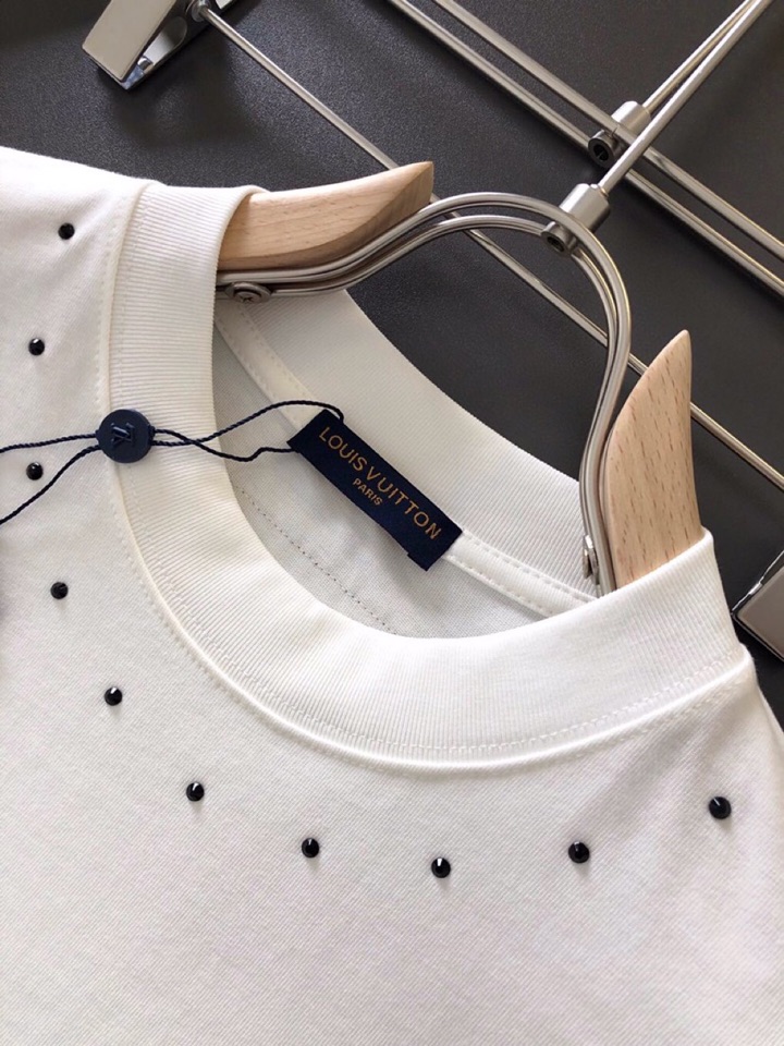 Louis Vuitton 路易威登 LV 驴牌（高版本）\n1V 2026SS早春新款重工烫钻短袖圆领