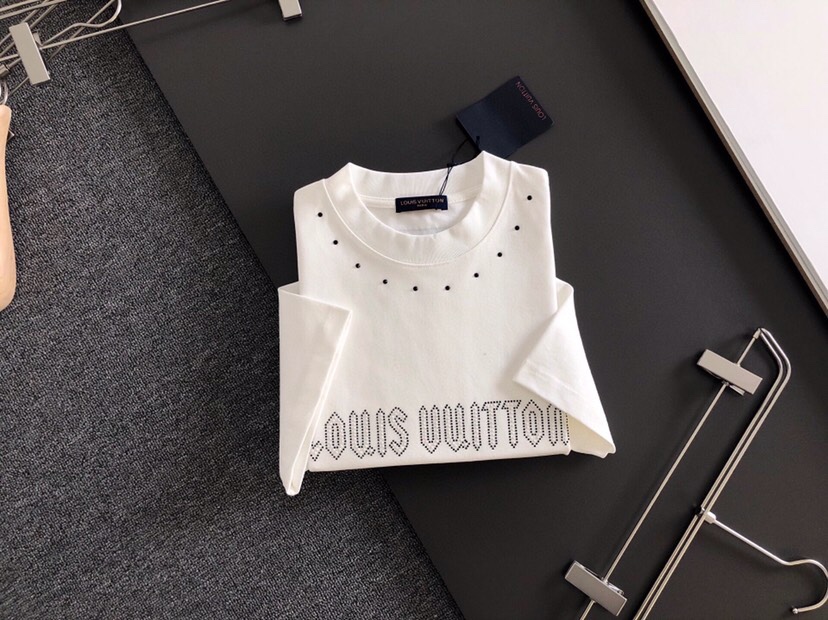 Louis Vuitton 路易威登 LV 驴牌（高版本）\n1V 2026SS早春新款重工烫钻短袖圆领