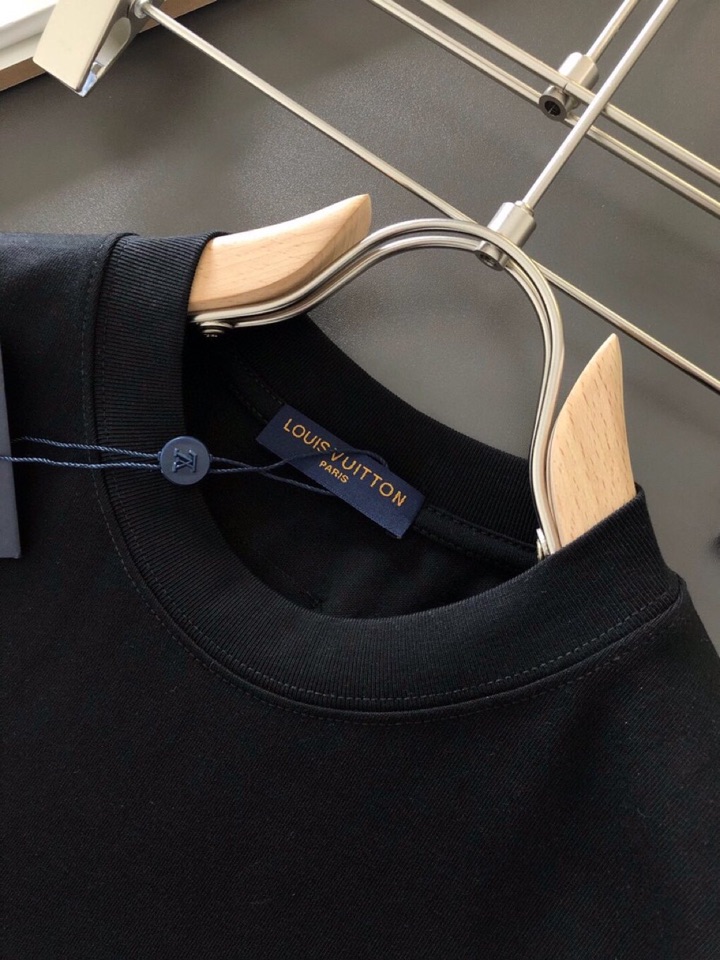 Louis Vuitton 路易威登 LV 驴牌（高版本）\n1V 2026SS早春新款重工印花加植绒工