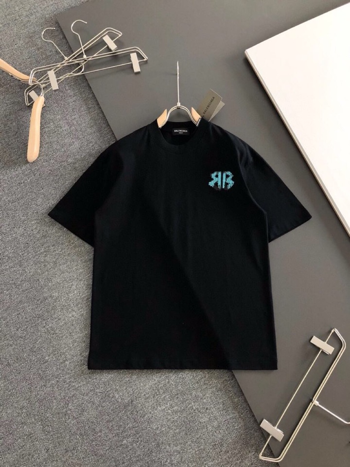 BALENCIAGA 巴黎世家（高版本）\nBAL 2026SS早春新款重工刺绣工艺短袖圆领T恤，定织定