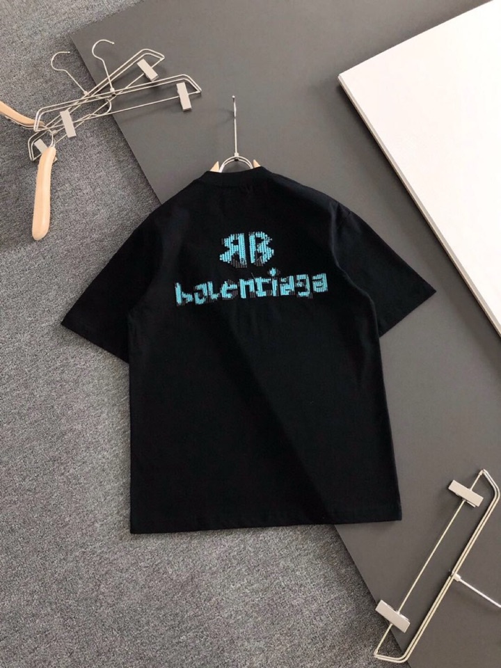 BALENCIAGA 巴黎世家（高版本）\nBAL 2026SS早春新款重工刺绣工艺短袖圆领T恤，定织定