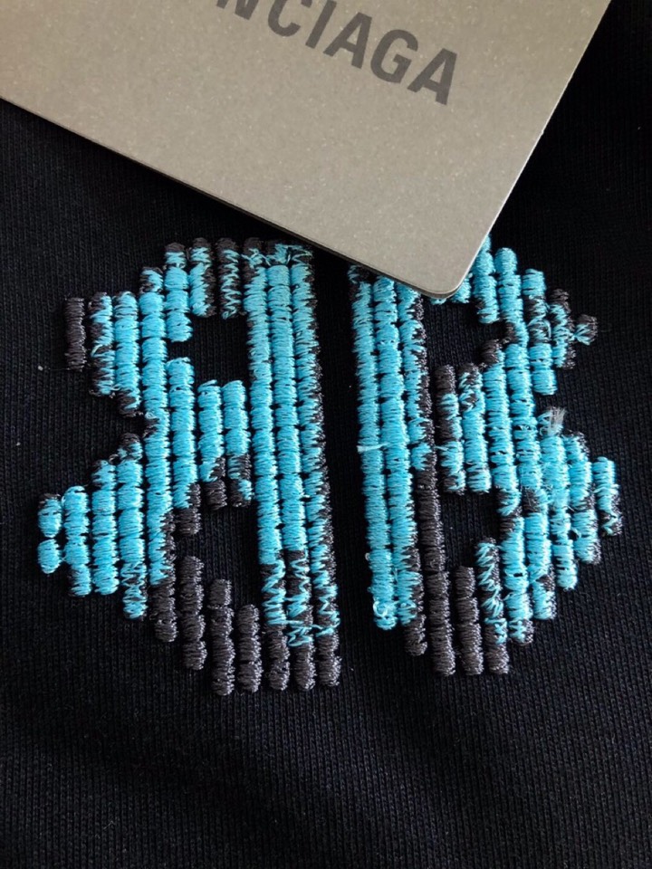 BALENCIAGA 巴黎世家（高版本）\nBAL 2026SS早春新款重工刺绣工艺短袖圆领T恤，定织定