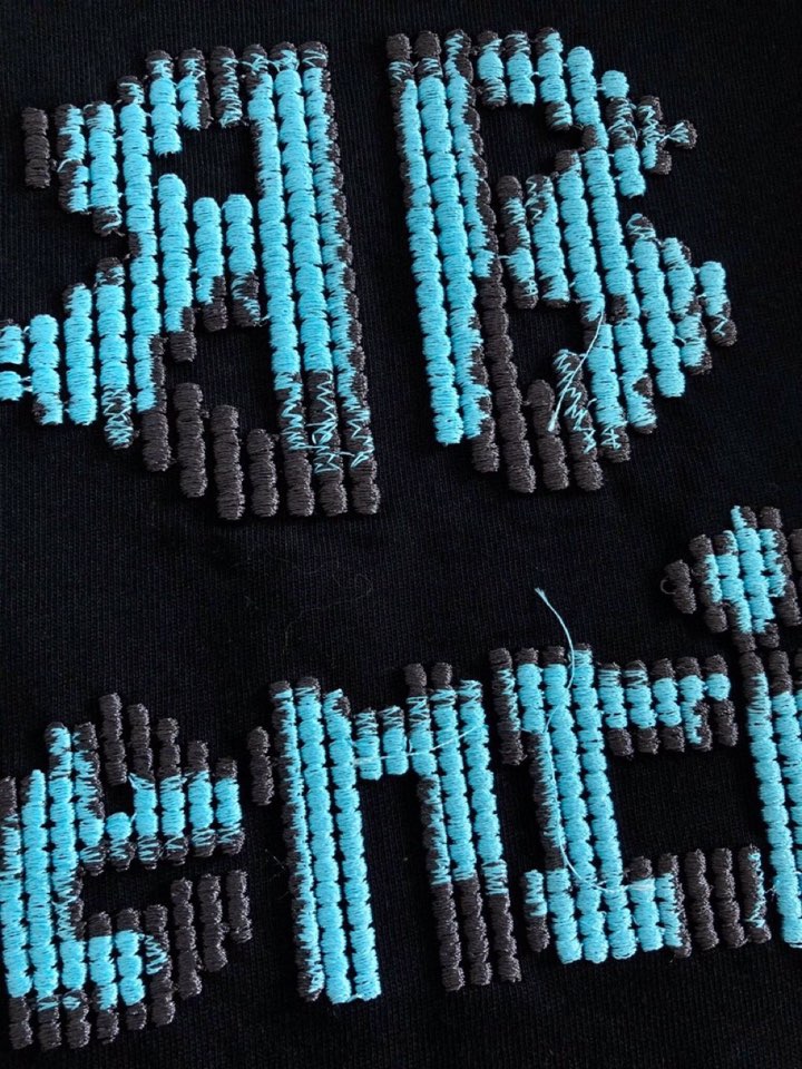 BALENCIAGA 巴黎世家（高版本）\nBAL 2026SS早春新款重工刺绣工艺短袖圆领T恤，定织定