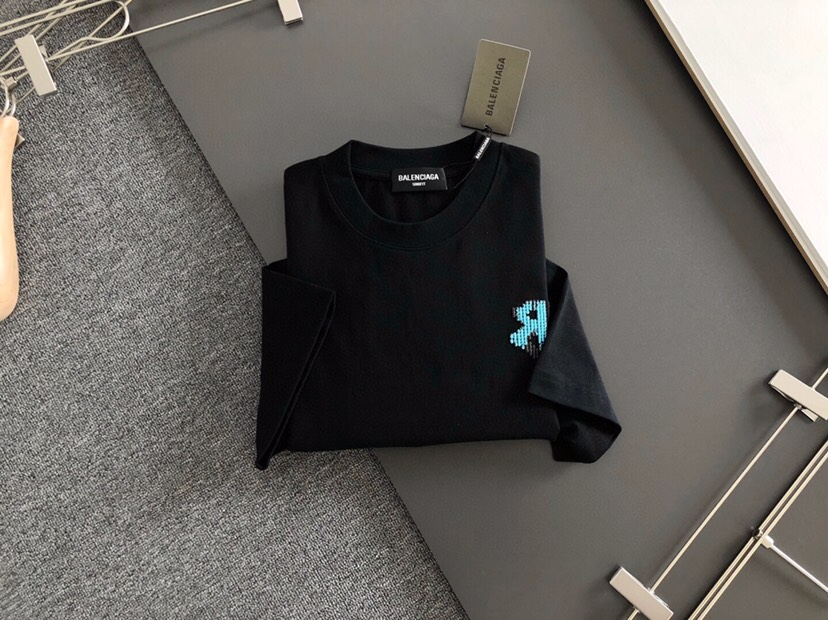 BALENCIAGA 巴黎世家（高版本）\nBAL 2026SS早春新款重工刺绣工艺短袖圆领T恤，定织定