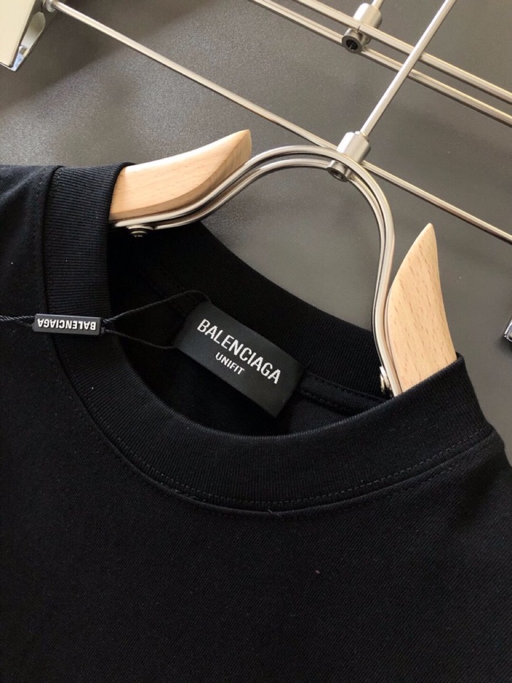 BALENCIAGA 巴黎世家（高版本）\nBAL 2026SS早春新款重工刺绣工艺短袖圆领T恤，定织定
