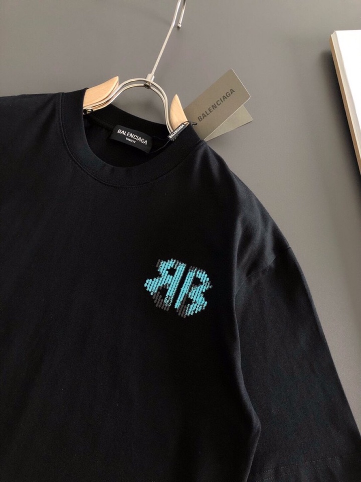 BALENCIAGA 巴黎世家（高版本）\nBAL 2026SS早春新款重工刺绣工艺短袖圆领T恤，定织定