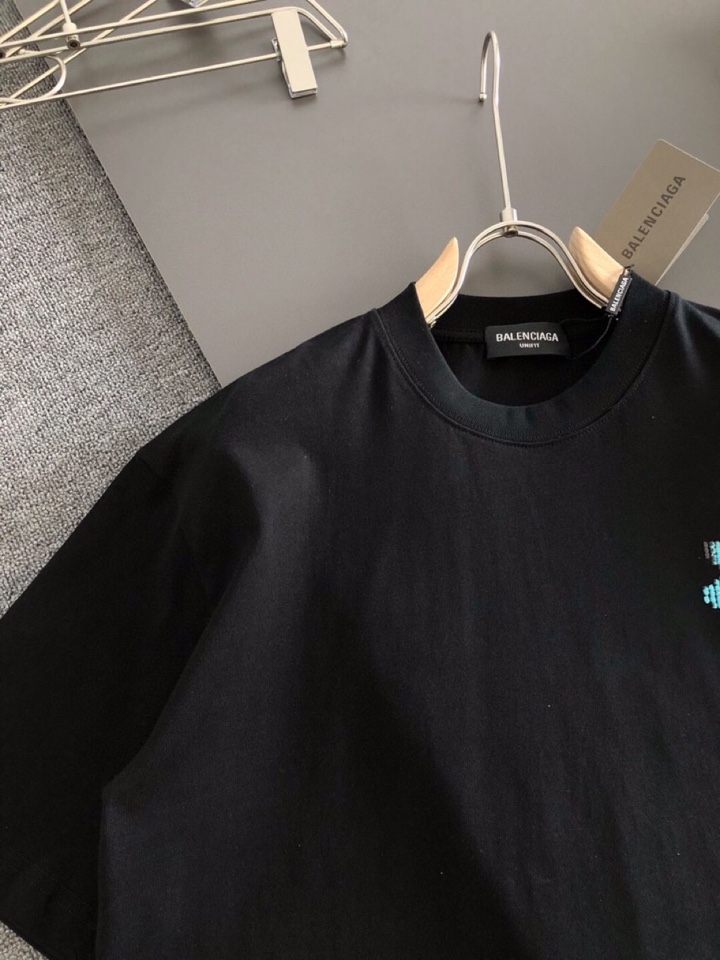 BALENCIAGA 巴黎世家（高版本）\nBAL 2026SS早春新款重工刺绣工艺短袖圆领T恤，定织定