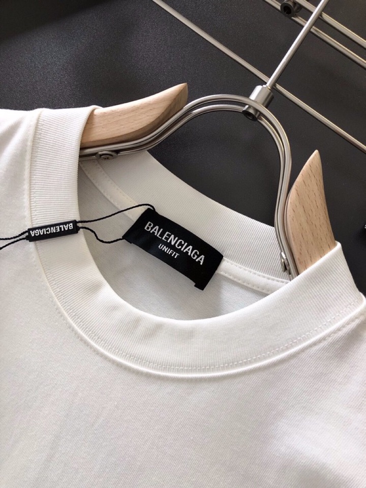 BALENCIAGA 巴黎世家（高版本）\nBAL 2026SS早春新款重工刺绣工艺短袖圆领T恤，定织定