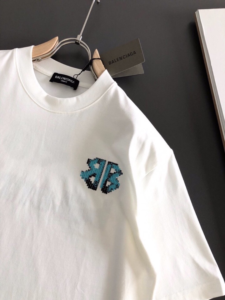 BALENCIAGA 巴黎世家（高版本）\nBAL 2026SS早春新款重工刺绣工艺短袖圆领T恤，定织定