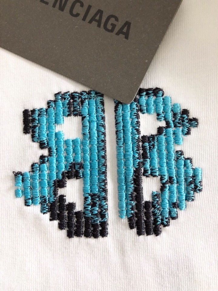 BALENCIAGA 巴黎世家（高版本）\nBAL 2026SS早春新款重工刺绣工艺短袖圆领T恤，定织定