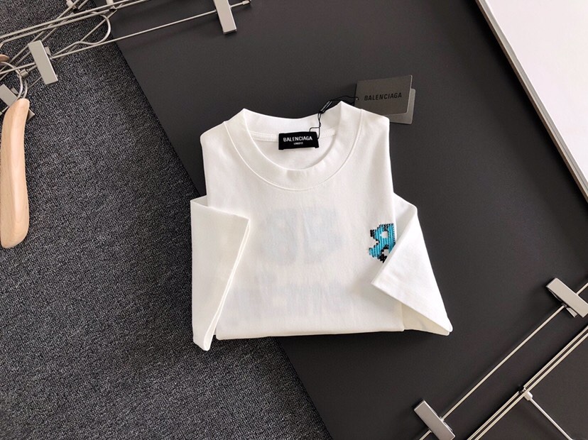 BALENCIAGA 巴黎世家（高版本）\nBAL 2026SS早春新款重工刺绣工艺短袖圆领T恤，定织定
