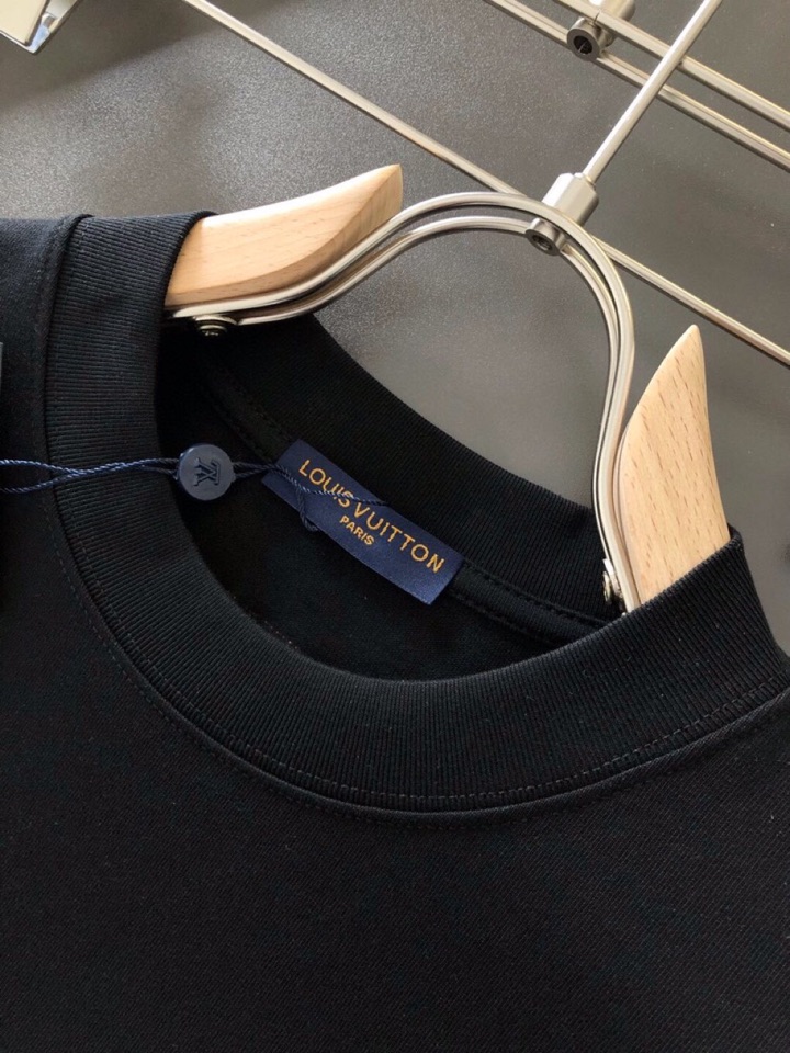 Louis Vuitton 路易威登 LV 驴牌（高版本）\n1V 2026SS早春新款重工印花短袖圆领