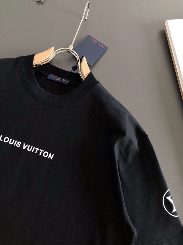 Louis Vuitton 路易威登 LV 驴牌（高版本）\n1V 2026SS早春新款重工印花短袖圆领