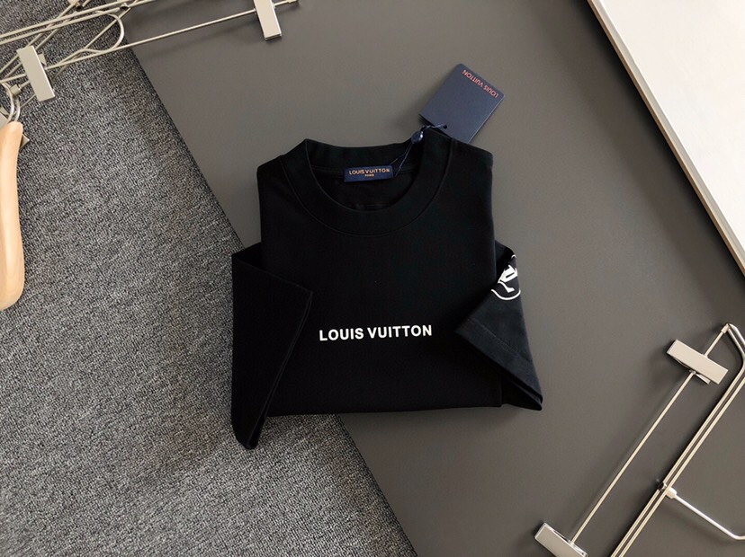 Louis Vuitton 路易威登 LV 驴牌（高版本）\n1V 2026SS早春新款重工印花短袖圆领