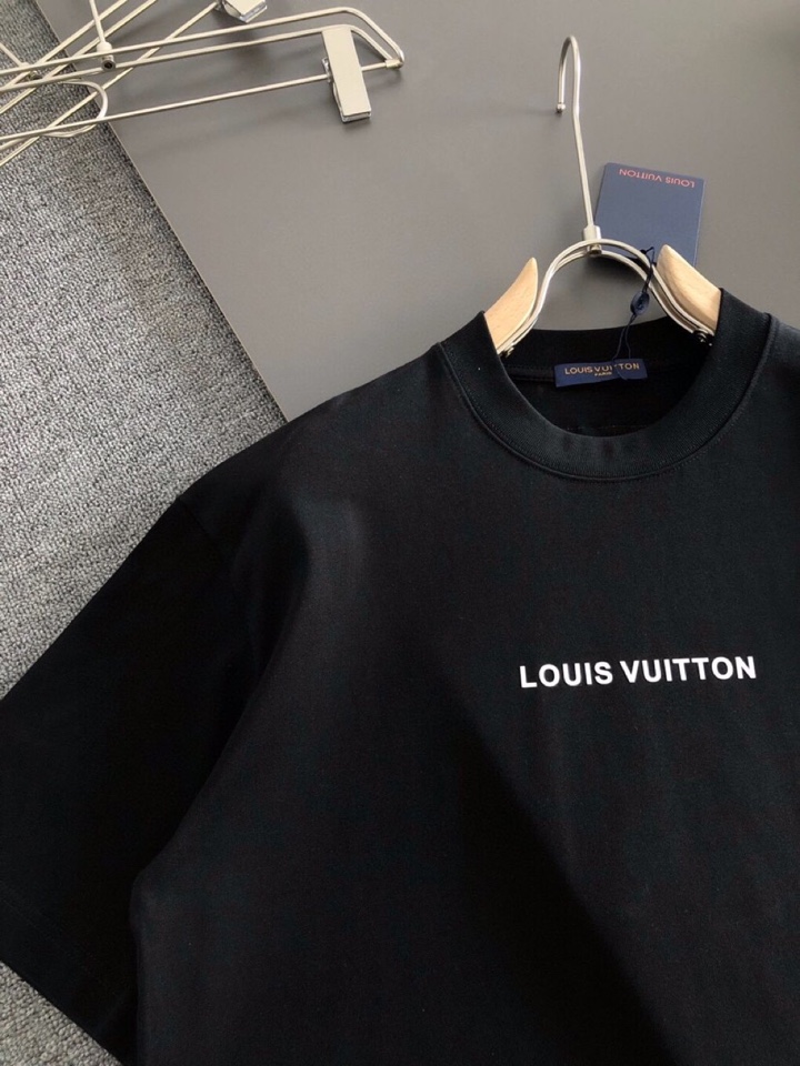 Louis Vuitton 路易威登 LV 驴牌（高版本）\n1V 2026SS早春新款重工印花短袖圆领