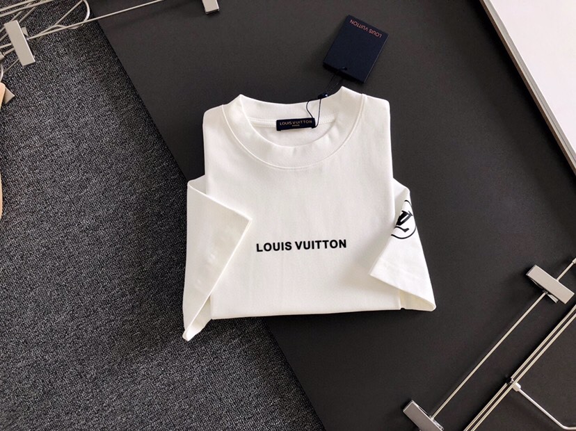 Louis Vuitton 路易威登 LV 驴牌（高版本）\n1V 2026SS早春新款重工印花短袖圆领