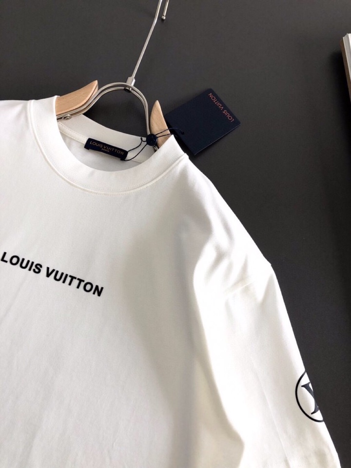 Louis Vuitton 路易威登 LV 驴牌（高版本）\n1V 2026SS早春新款重工印花短袖圆领