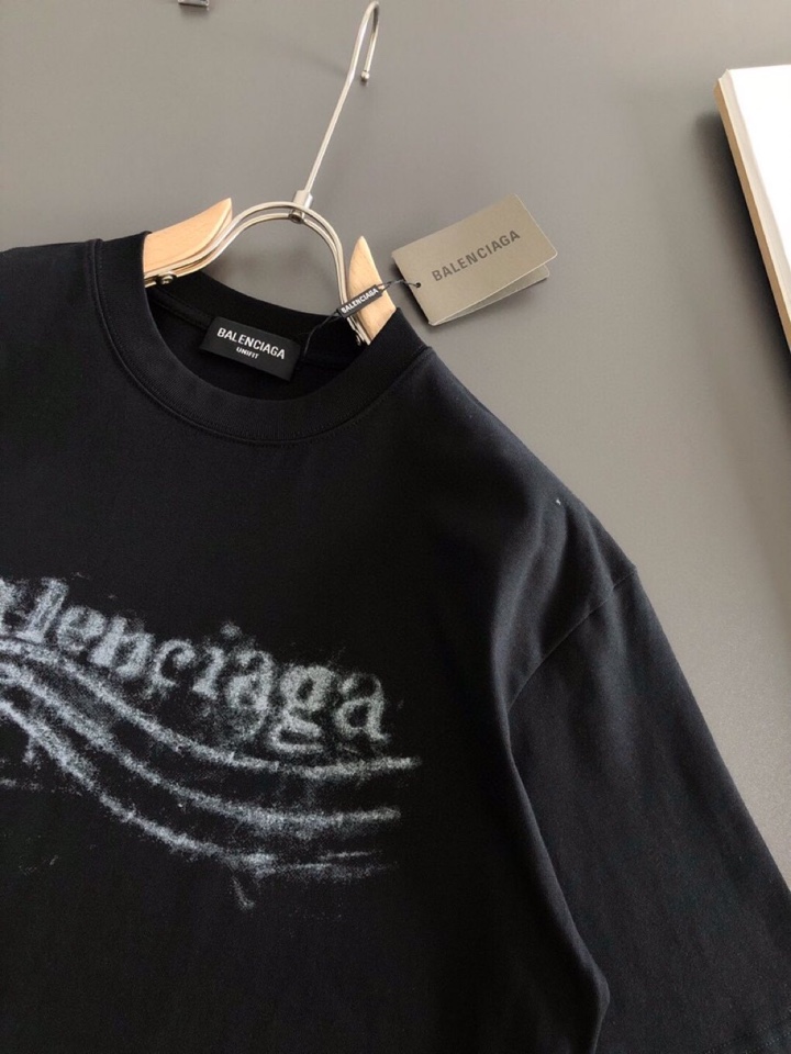 BALENCIAGA 巴黎世家（高版本）\nBAL 2026SS早春新款印花短袖圆领T恤，定织定染纯棉3