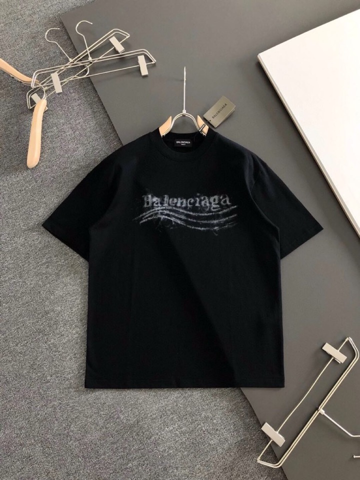 BALENCIAGA 巴黎世家（高版本）\nBAL 2026SS早春新款印花短袖圆领T恤，定织定染纯棉3