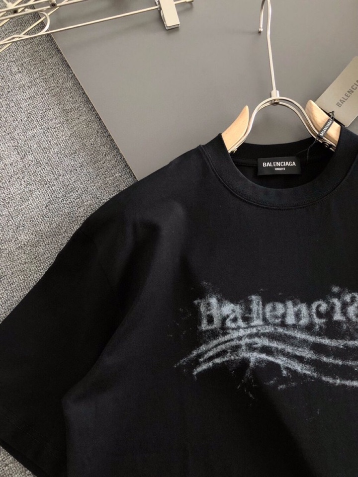 BALENCIAGA 巴黎世家（高版本）\nBAL 2026SS早春新款印花短袖圆领T恤，定织定染纯棉3