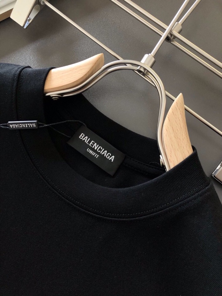 BALENCIAGA 巴黎世家（高版本）\nBAL 2026SS早春新款印花短袖圆领T恤，定织定染纯棉3