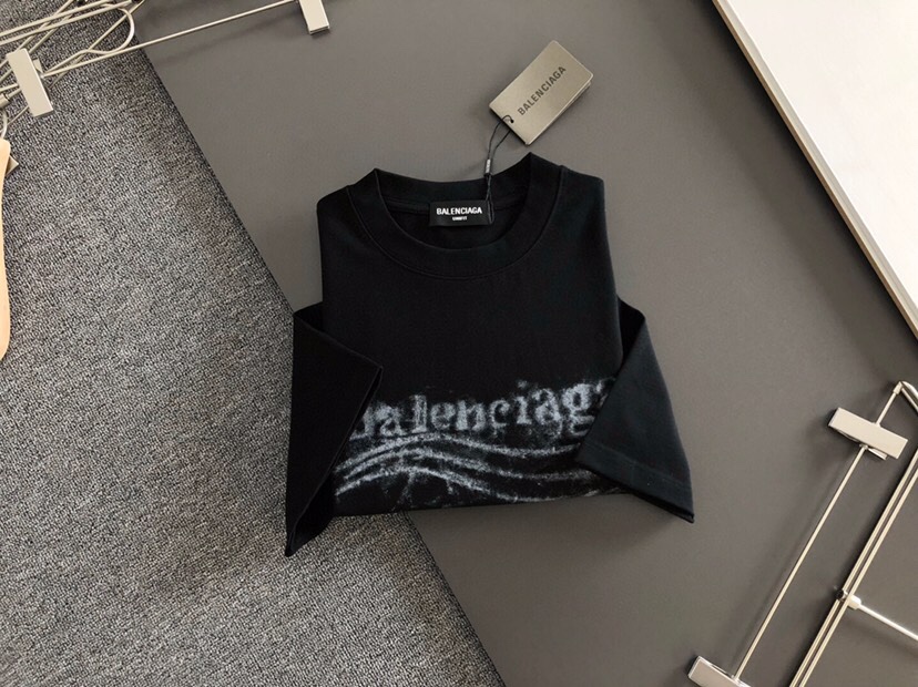 BALENCIAGA 巴黎世家（高版本）\nBAL 2026SS早春新款印花短袖圆领T恤，定织定染纯棉3