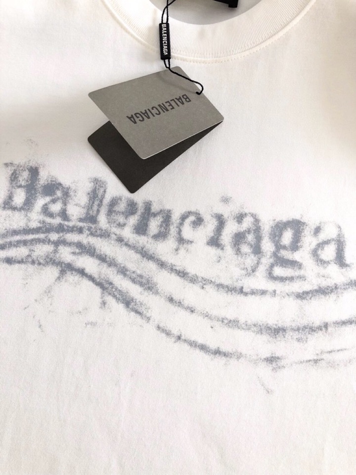 BALENCIAGA 巴黎世家（高版本）\nBAL 2026SS早春新款印花短袖圆领T恤，定织定染纯棉3