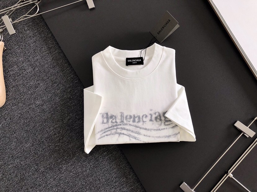 BALENCIAGA 巴黎世家（高版本）\nBAL 2026SS早春新款印花短袖圆领T恤，定织定染纯棉3