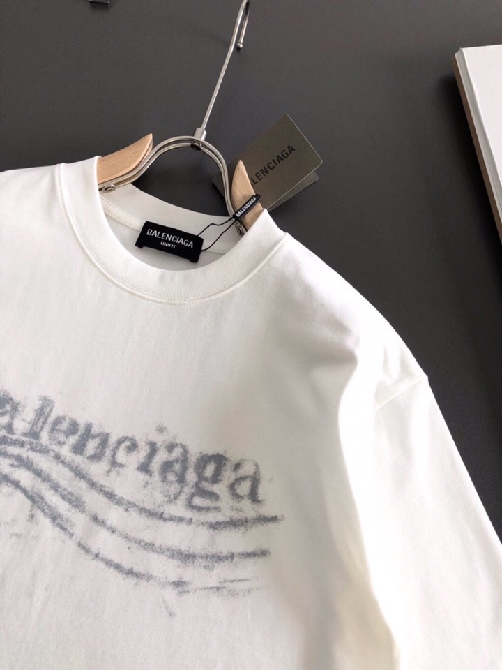 BALENCIAGA 巴黎世家（高版本）\nBAL 2026SS早春新款印花短袖圆领T恤，定织定染纯棉3