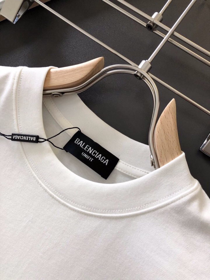 BALENCIAGA 巴黎世家（高版本）\nBAL 2026SS早春新款印花短袖圆领T恤，定织定染纯棉3