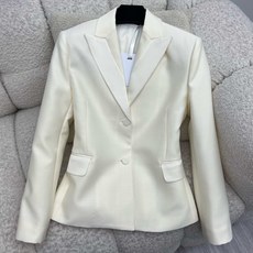 𝐃𝐫*修身西服外套这款西装外套于春夏秀场亮相,融入CD高订精神重新诠释,彰显该系列的巴洛克风格。采用米白 𝐃𝐫*修身西服外套这款西装外套于春夏秀场亮相,融入CD高订精神重新诠释,彰显该系列的巴洛克风格。采用米白
