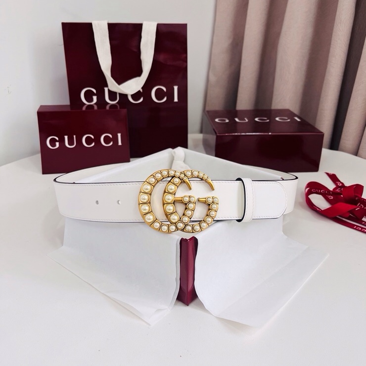 NO:763932,Gucci Double G buckle, carefully decorated with pearl-effect rivets and scalloped piping. Inlaid on the smooth leather belt. Nude leather Double G buckle with pearls 4 cm wide Made in Italy This belt can be worn low-waisted or high-waisted, so it is recommended that you choose the appropriate size according to the way you wear it and refer to the size chart., Belt, gucci19860909Gucci双G带扣,采用珍珠效果铆钉和扇形滚边精心装饰.嵌放于光滑皮革腰带之上. 裸色皮革 双G带扣,配有珍珠 4厘米宽 意大利创作 本款腰带适用低腰和高腰两种穿戴方式,所以建议您根据穿戴方式并参照尺码表选择合适的尺码.,皮带,gucci,Belt