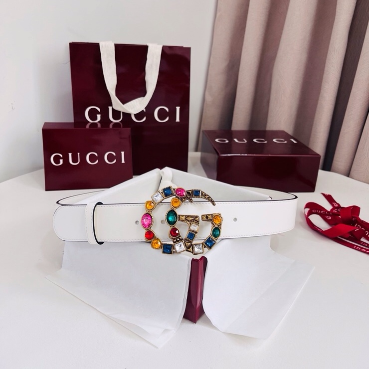 NO:763935,Gucci Crystal Double G Buckle Leather Belt The spring and summer series strives to create a surreal world through bright colors, mysterious details and a dreamy atmosphere. The classic double G echoes the dream-inducing space design, and the rivets are decorated with colored pearlescent crystals, creating a kaleidoscope-like effect, which contrasts with the metal details with prominent textures. The lightweight design adds to the exquisite beauty and closely adheres to the brand's classic elements. Material: imported cowhide black Material: colored crystal double G buckle  Width 4 cm, belt, cowhide19860909古奇 水晶双G带扣皮革腰带 春夏系列通过艳丽的色彩、神秘的细节和梦幻般的氛围,着力营造出一个超现实的世界.经典双G呼应引人入梦的空间设计,铆钉装饰彩色珠光水晶,创造出如万花筒般绚烂的效果,与纹路突出的金属细节形成对比反差.轻量化设计,更显精致美感,紧扣品牌的经典元素. 材质进口牛皮黑色 材质彩色水晶双G带扣 带宽4厘米,皮带,cowhide,Belt