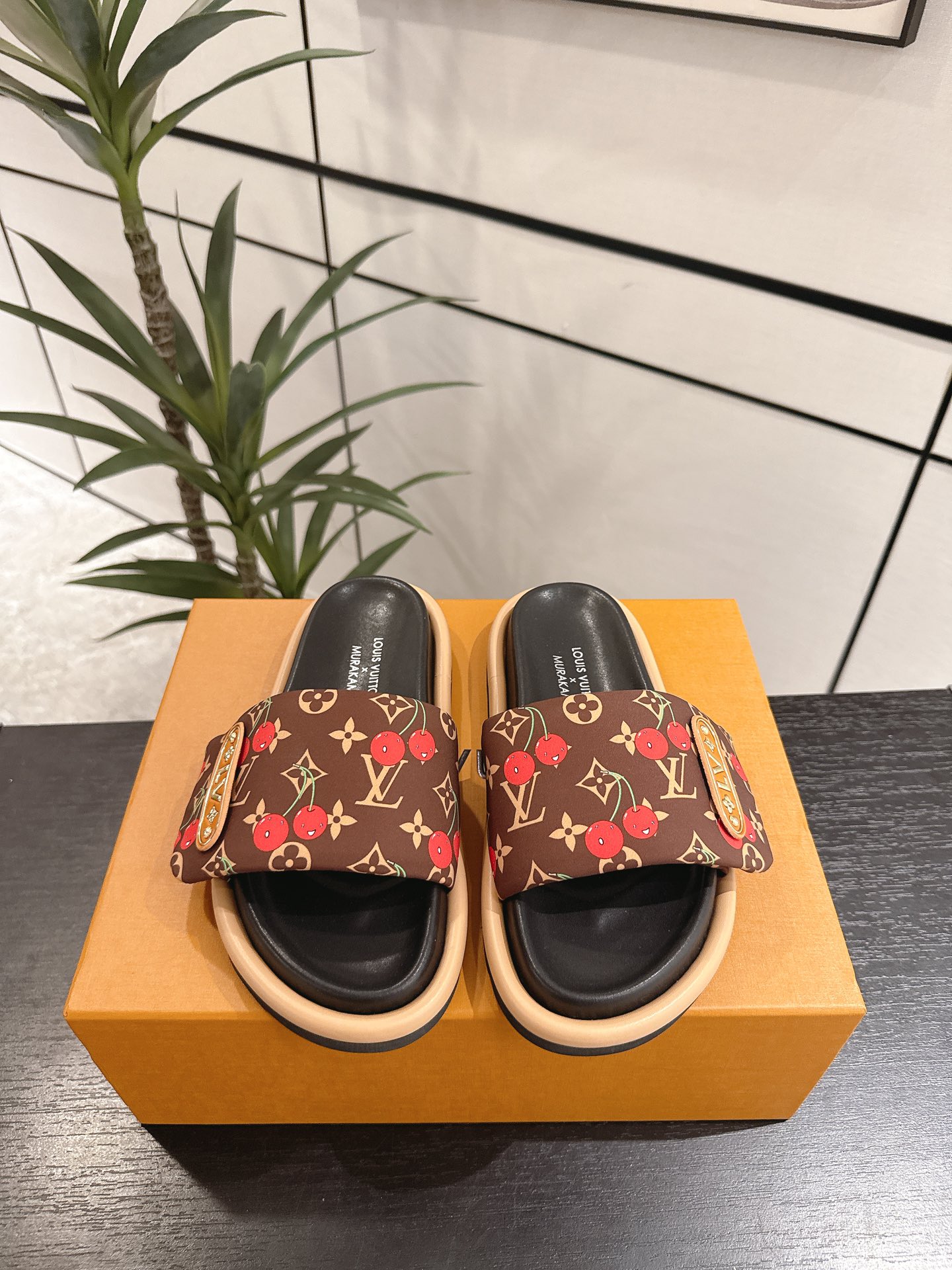 NO:787683,With bag, Takashi Murakami's co-branded series, the LV couple's counter features the latest denim slippers, hard goods, purchasing agency level!  Full of high-end feel!  A popular model among bloggers at home and abroad, it’s retro and fashionable, and your feet look stunning!  The official website's main recommendation is high-customized denim printed fabric for the upper. Lining: imported goatskin lining. Original open-molded non-slip and wear-resistant foam sole. Size: 35-41 for women, 41-45 for men, slippers, louis vuitton, slippers, sheepskin19860909带包 村上隆联名系列 LV情侣款专柜主打最新款牛仔拖鞋硬货上新 代购级别！高级感十足！国内外博主刷爆的一款,复古又时髦 上脚美炸了！官网主推款 鞋面高定制牛仔印花布料 内里: 进口山羊皮里 大底原版开模防滑耐磨发泡底 码数女35-41 男41-45,拖鞋,louis vuitton,slippers,sheepskin,Women's Shoes