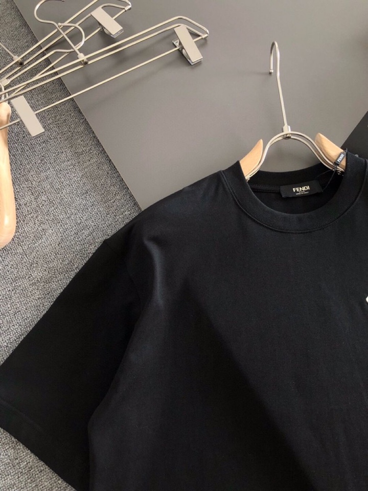 FENDI 芬迪（高版本）\nFD 2026SS春夏最新款圆领时尚短袖圆领T恤，官网同步，定织定染300