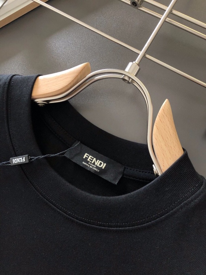 FENDI 芬迪（高版本）\nFD 2026SS春夏最新款圆领时尚短袖圆领T恤，官网同步，定织定染300