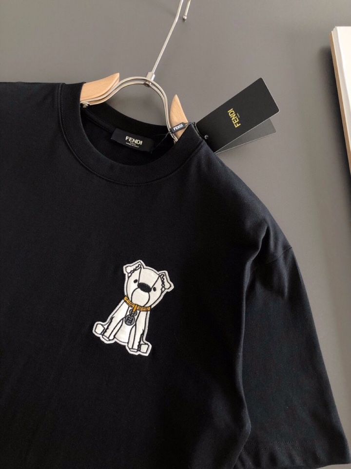 FENDI 芬迪（高版本）\nFD 2026SS春夏最新款圆领时尚短袖圆领T恤，官网同步，定织定染300