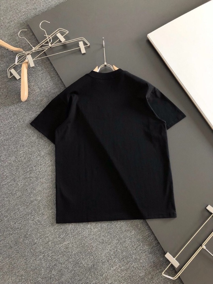 FENDI 芬迪（高版本）\nFD 2026SS春夏最新款圆领时尚短袖圆领T恤，官网同步，定织定染300