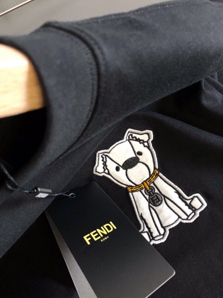 FENDI 芬迪（高版本）\nFD 2026SS春夏最新款圆领时尚短袖圆领T恤，官网同步，定织定染300