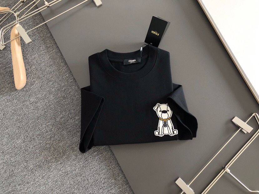 FENDI 芬迪（高版本）\nFD 2026SS春夏最新款圆领时尚短袖圆领T恤，官网同步，定织定染300