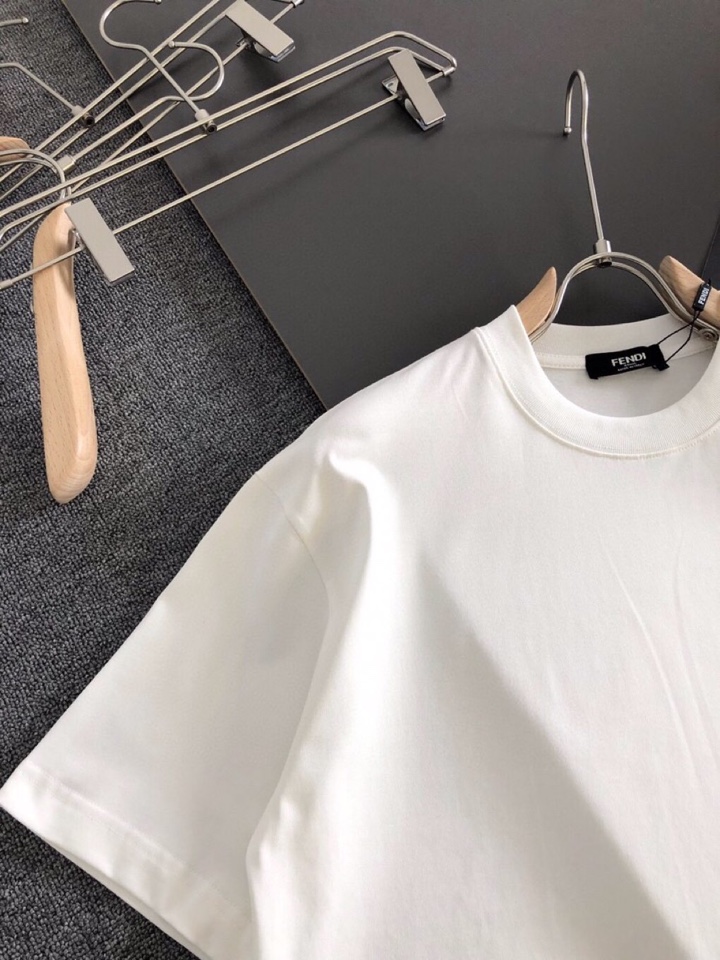 FENDI 芬迪（高版本）\nFD 2026SS春夏最新款圆领时尚短袖圆领T恤，官网同步，定织定染300