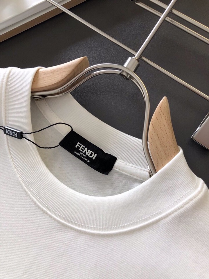 FENDI 芬迪（高版本）\nFD 2026SS春夏最新款圆领时尚短袖圆领T恤，官网同步，定织定染300