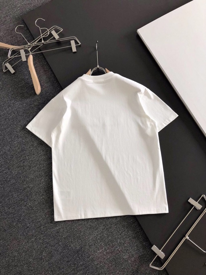 FENDI 芬迪（高版本）\nFD 2026SS春夏最新款圆领时尚短袖圆领T恤，官网同步，定织定染300