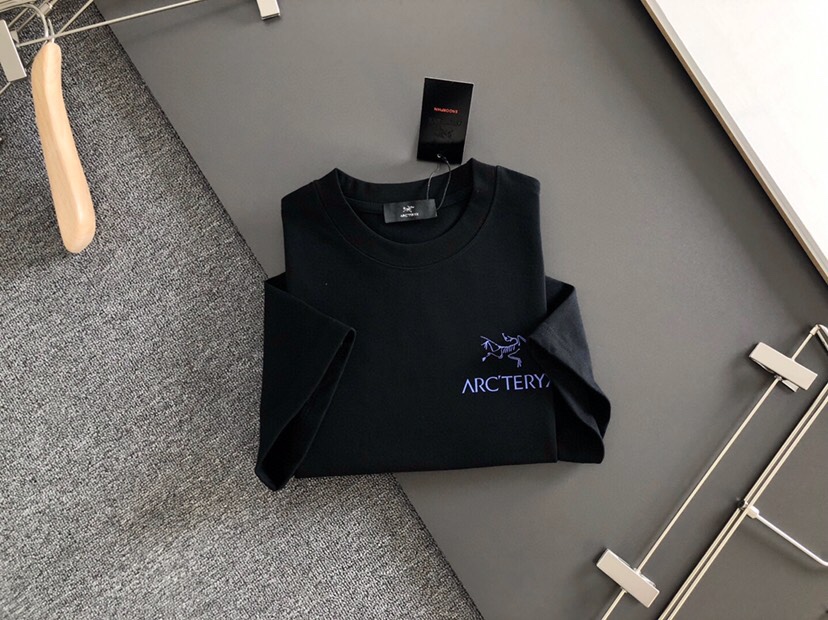 (Arcteryx）始祖鸟（高版本）\nARC 2026SS春夏最新款圆领时尚短袖圆领T恤，官网同步，定