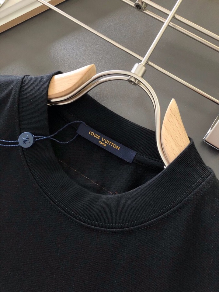 Louis Vuitton 路易威登 LV 驴牌（高版本）\n1V 2026SS春夏最新款圆领时尚手绘短