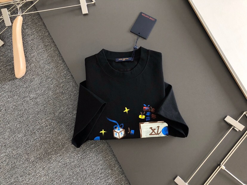 Louis Vuitton 路易威登 LV 驴牌（高版本）\n1V 2026SS春夏最新款圆领时尚手绘短