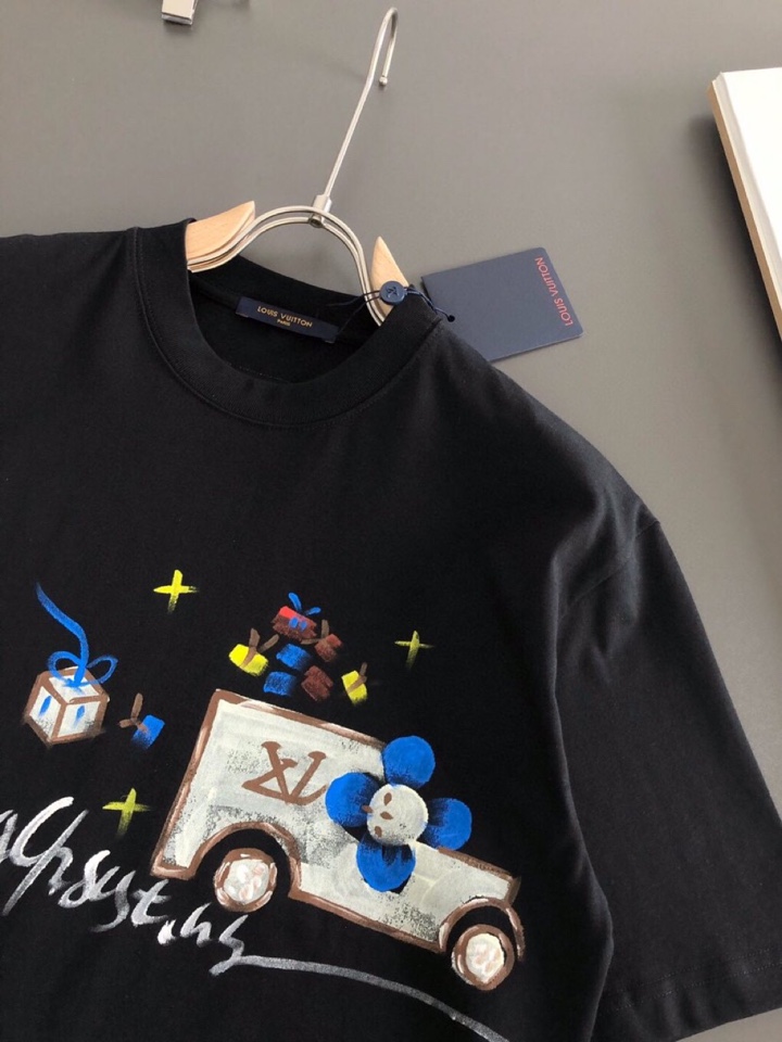 Louis Vuitton 路易威登 LV 驴牌（高版本）\n1V 2026SS春夏最新款圆领时尚手绘短